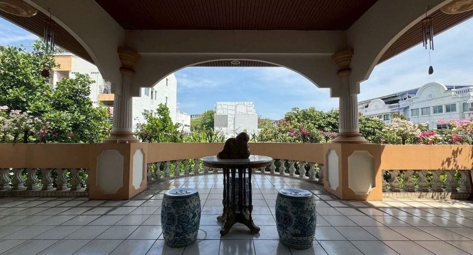 For sale 4 bedrooms house in Bang Kapi, Bangkok