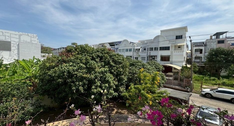 For sale 4 bedrooms house in Bang Kapi, Bangkok