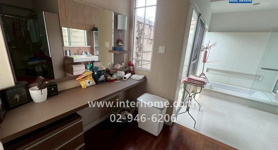For sale 4 bedrooms house in Mueang Samut Prakan, Samut Prakan