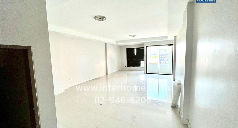 For rent and for sale 4 bedrooms retail Space in Thon Buri, Bangkok