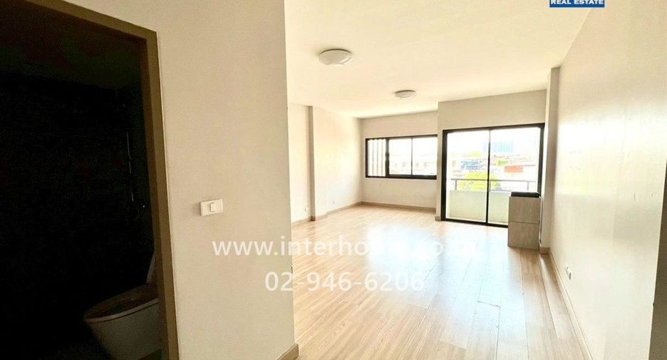For rent and for sale 4 bedrooms retail Space in Thon Buri, Bangkok