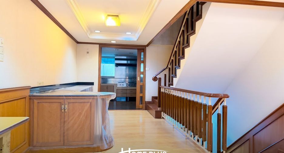 For sale 5 bedrooms retail Space in Thon Buri, Bangkok