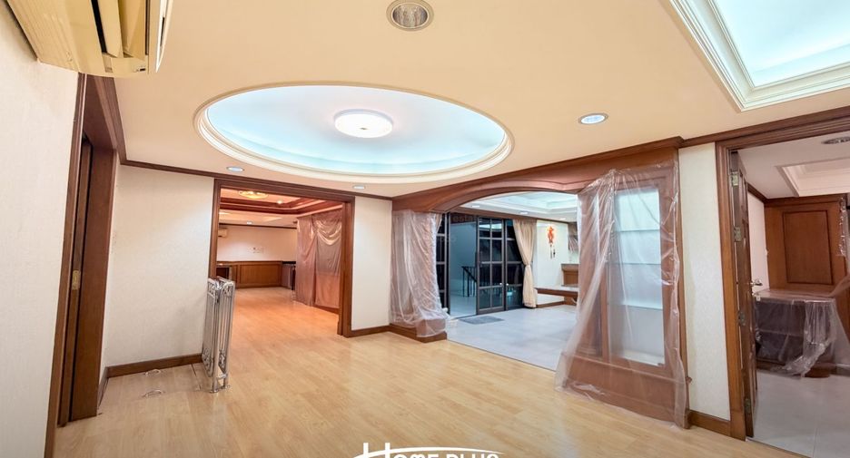 For sale 5 bedrooms retail Space in Thon Buri, Bangkok