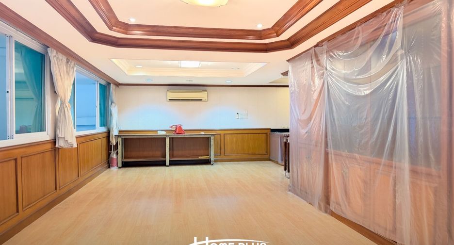 For sale 5 bedrooms retail Space in Thon Buri, Bangkok