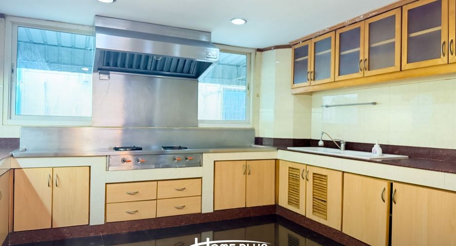 For sale 5 bedrooms retail Space in Thon Buri, Bangkok
