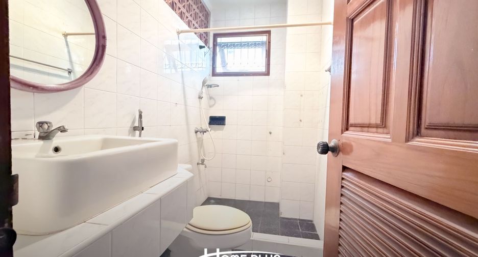 For sale 5 bedrooms retail Space in Thon Buri, Bangkok