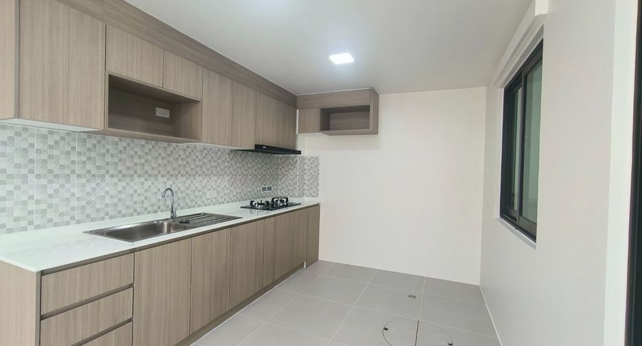 For rent 3 bedrooms townhouse in Bang Phli, Samut Prakan