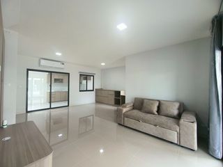 For rent 3 bedrooms townhouse in Bang Phli, Samut Prakan