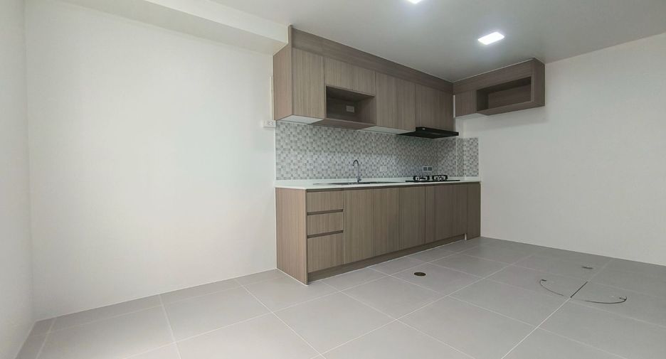 For rent 3 bedrooms townhouse in Bang Phli, Samut Prakan
