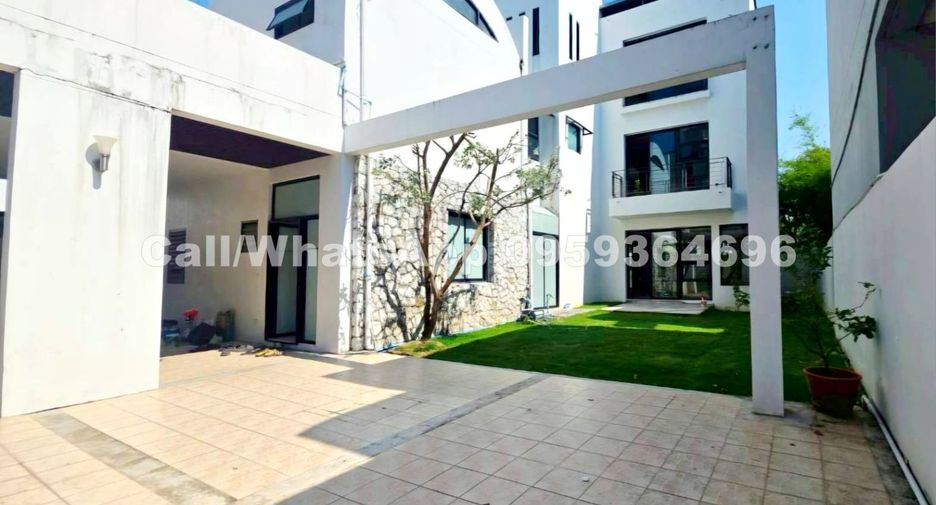 For rent 4 bedrooms house in Watthana, Bangkok