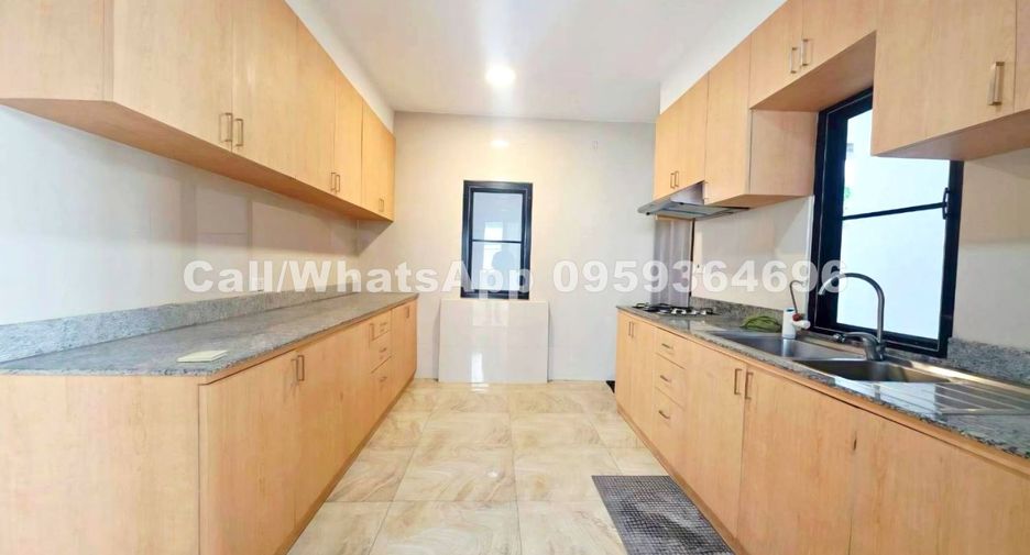 For rent 4 bedrooms house in Watthana, Bangkok