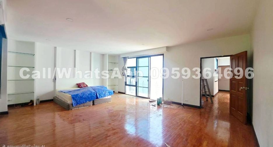For rent 4 bedrooms house in Watthana, Bangkok