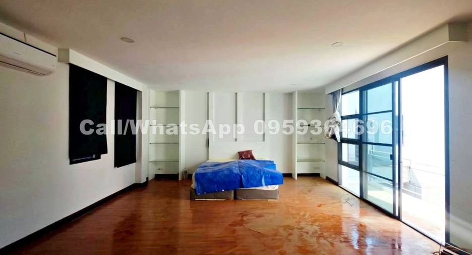For rent 4 bedrooms house in Watthana, Bangkok
