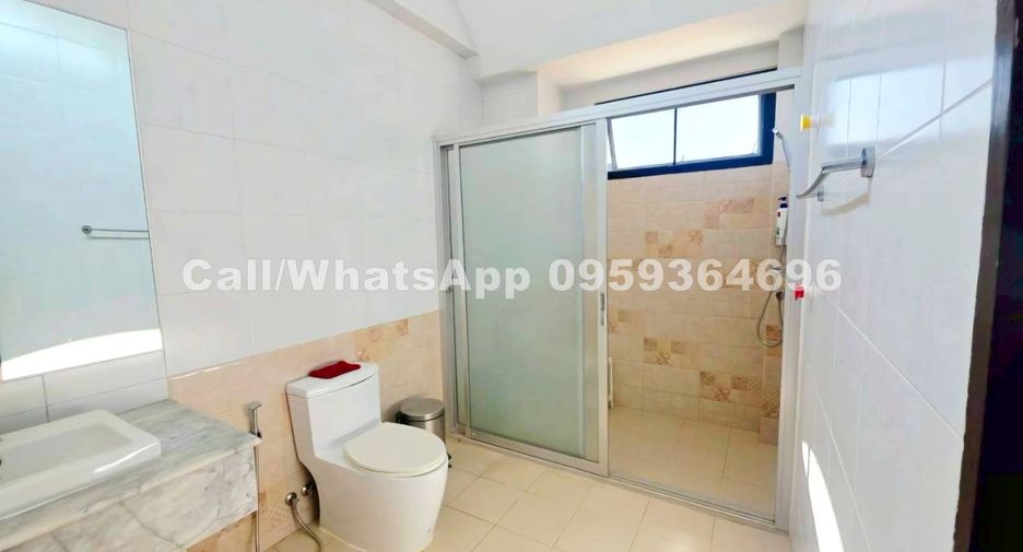 For rent 4 bedrooms house in Watthana, Bangkok