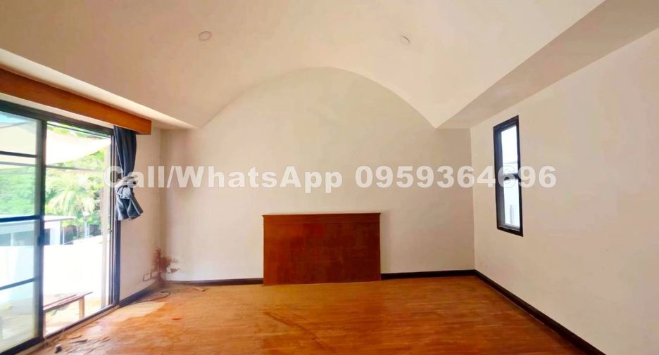 For rent 4 bedrooms house in Watthana, Bangkok