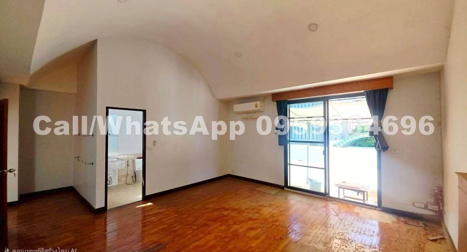 For rent 4 bedrooms house in Watthana, Bangkok