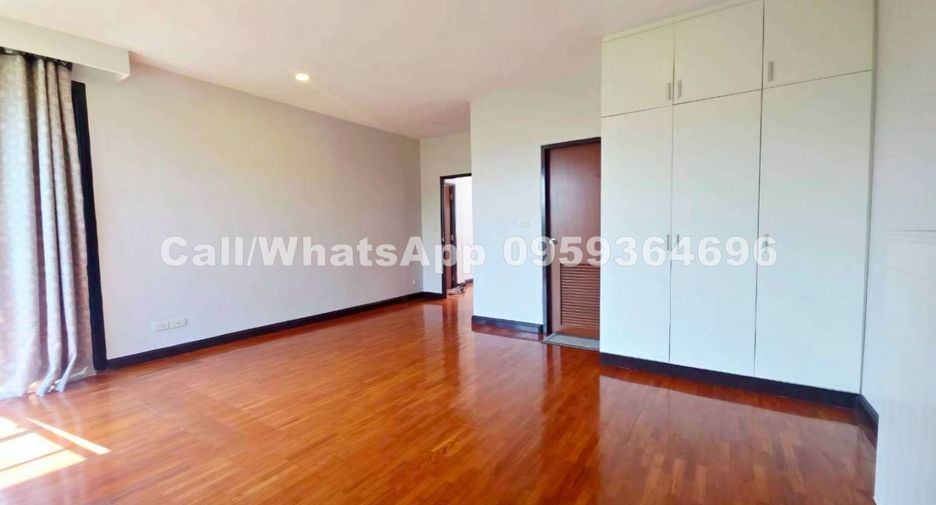 For rent 4 bedrooms house in Watthana, Bangkok