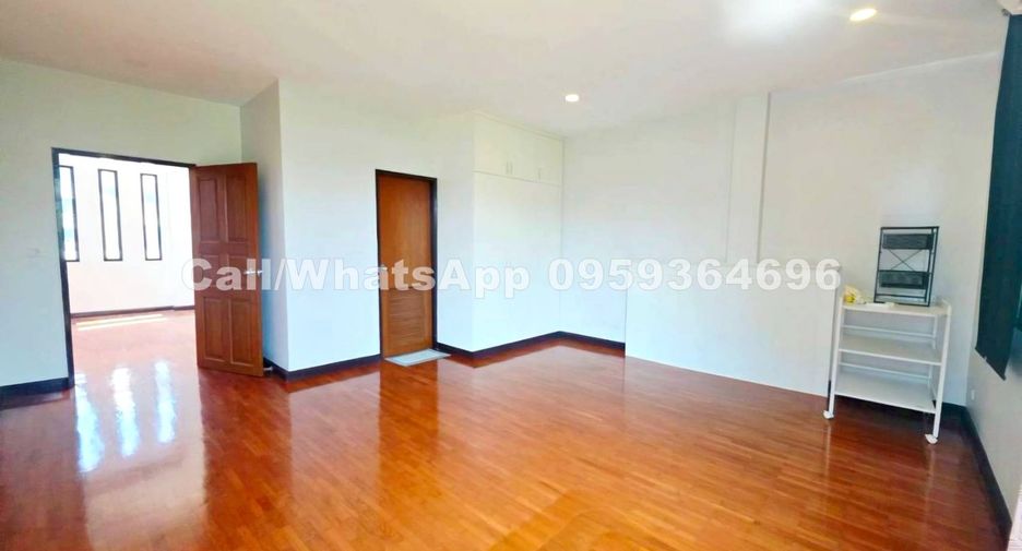 For rent 4 bedrooms house in Watthana, Bangkok