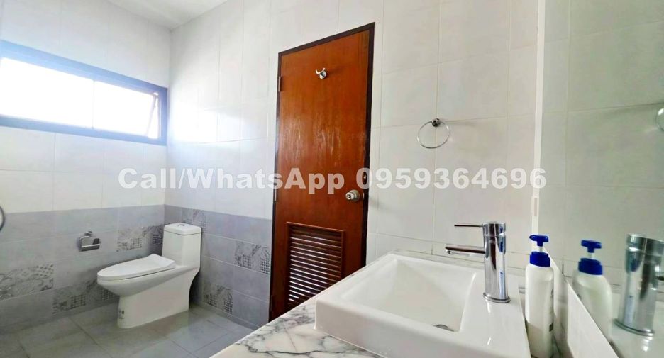 For rent 4 bedrooms house in Watthana, Bangkok