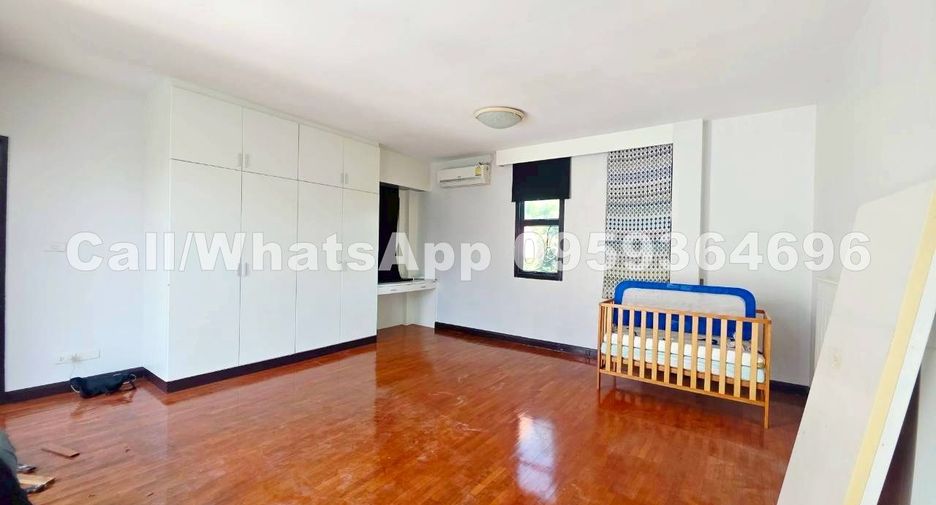 For rent 4 bedrooms house in Watthana, Bangkok