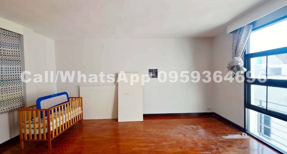 For rent 4 bedrooms house in Watthana, Bangkok
