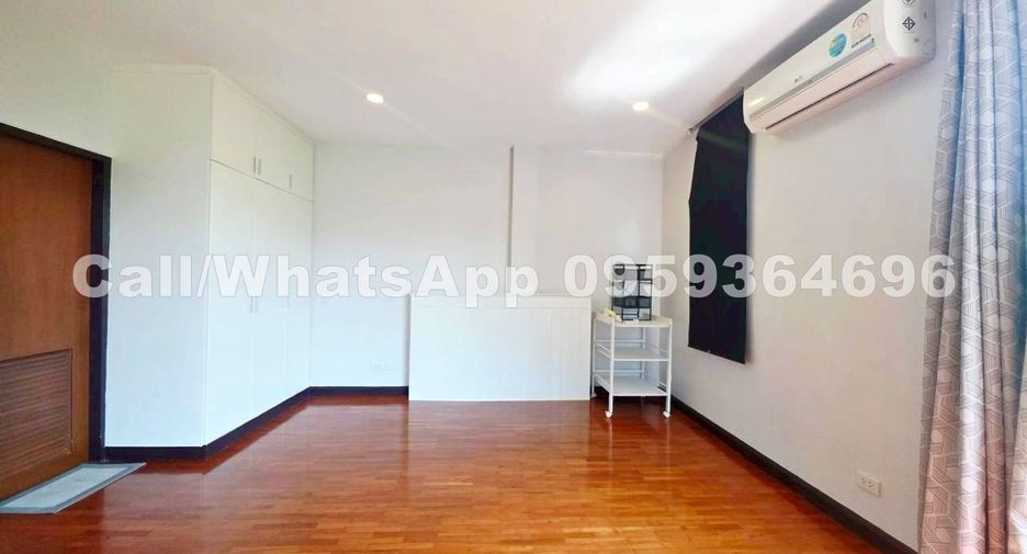 For rent 4 bedrooms house in Watthana, Bangkok