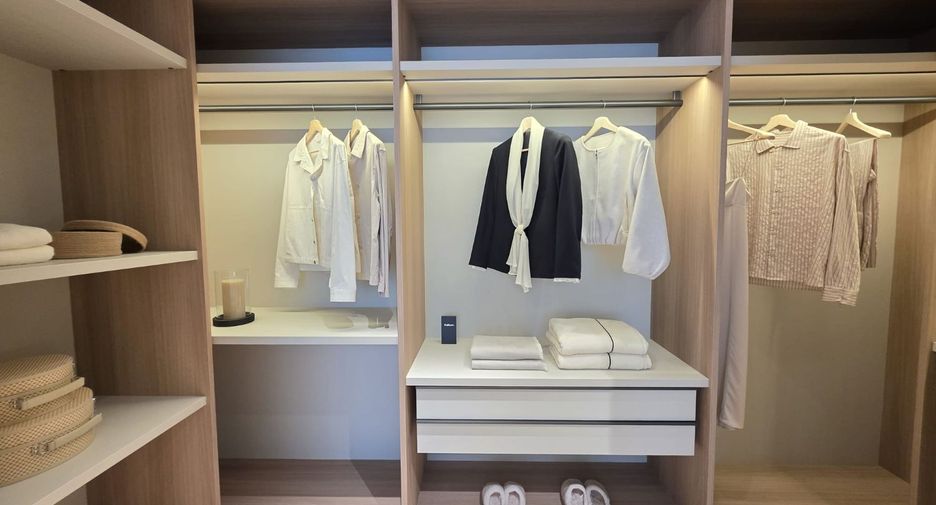For sale 3 bedrooms condo in Khlong Toei, Bangkok
