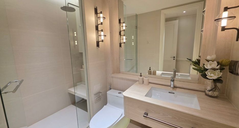 For sale 3 bedrooms condo in Khlong Toei, Bangkok