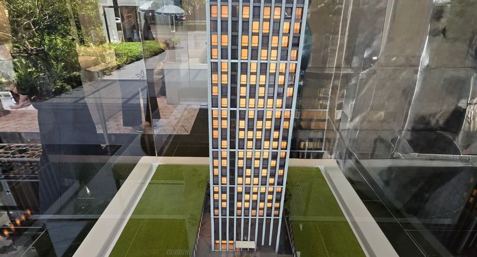 For sale 3 bedrooms condo in Khlong Toei, Bangkok