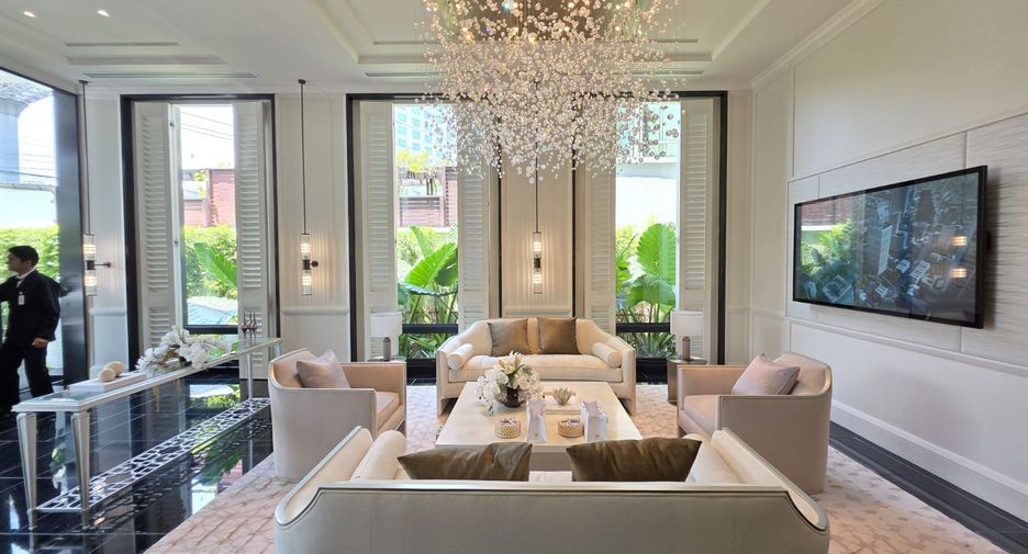 For sale 3 bedrooms condo in Khlong Toei, Bangkok
