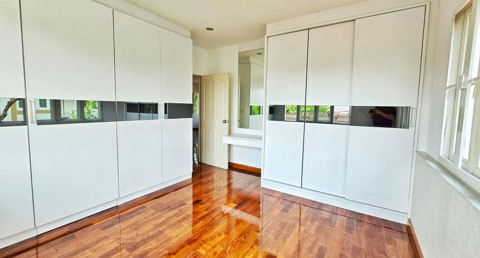 For sale 4 bedrooms house in Taling Chan, Bangkok