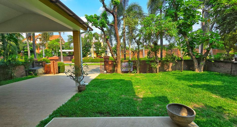 For sale 4 bedrooms house in Taling Chan, Bangkok