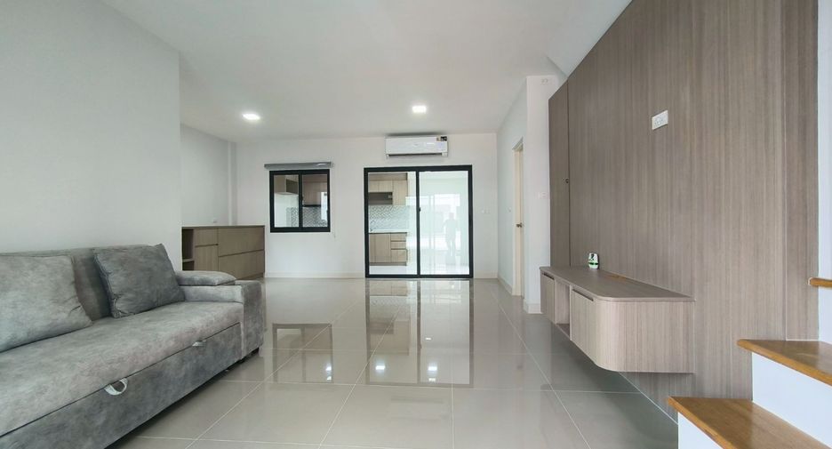 For rent 3 bedrooms townhouse in Bang Phli, Samut Prakan