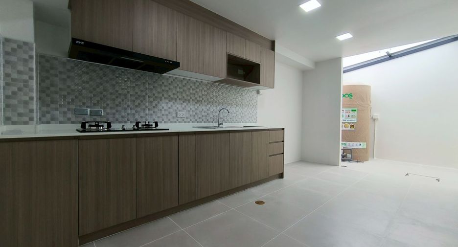 For rent 3 bedrooms townhouse in Bang Phli, Samut Prakan