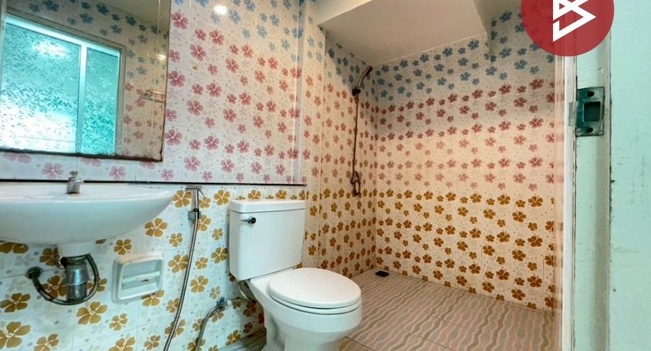 For sale 4 bedrooms townhouse in Mueang Samut Sakhon, Samut Sakhon