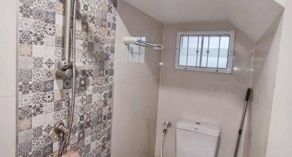 For sale 4 bedrooms townhouse in Ban Pho, Chachoengsao