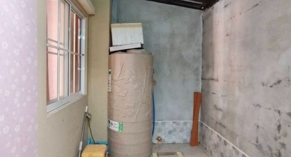 Casa adosada en venta de 4 habitaciones en Ban Pho, Chachoengsao