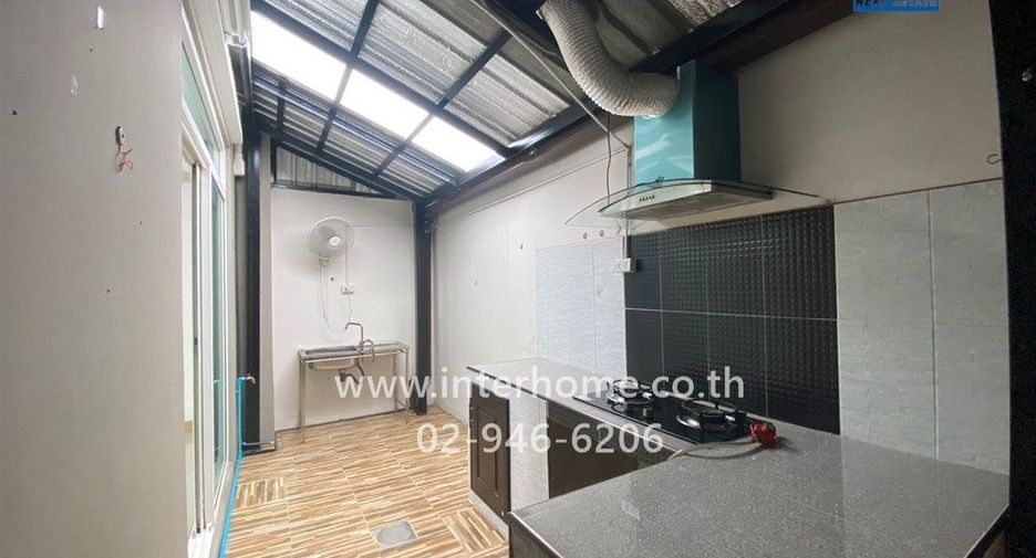 For sale 3 bedrooms townhouse in Don Mueang, Bangkok