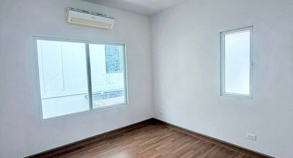 For sale 3 bedrooms house in Si Racha, Chonburi