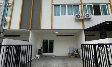 À vendre 3 chambres maison de ville à Sam Phran, Nakhon Pathom