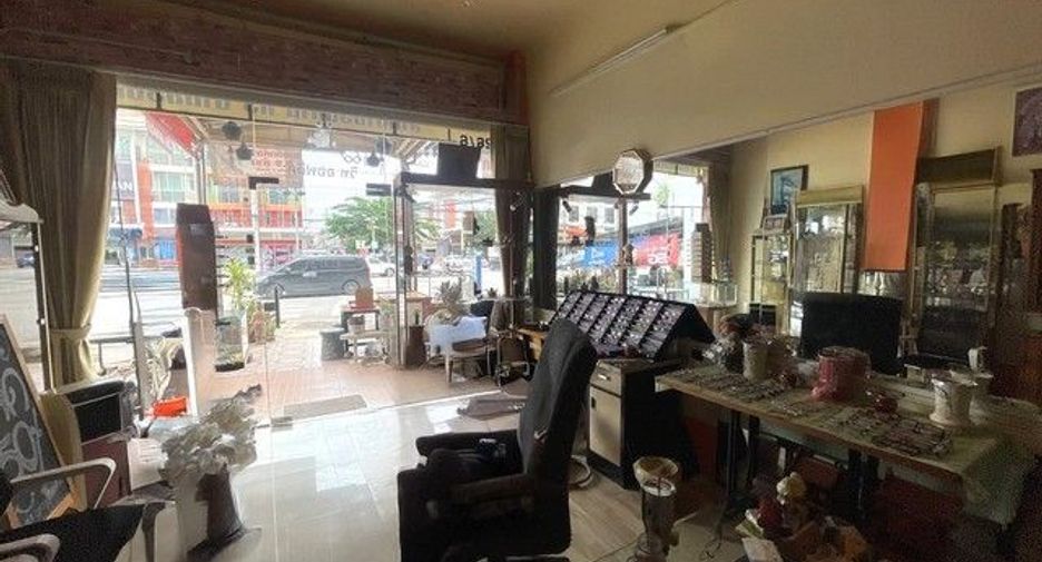 Local comercial en venta de 3 habitaciones en Pak Tho, Ratchaburi
