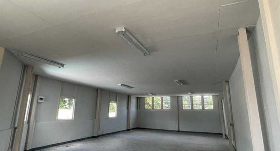 For rent 1 bed office in Pom Prap Sattru Phai, Bangkok