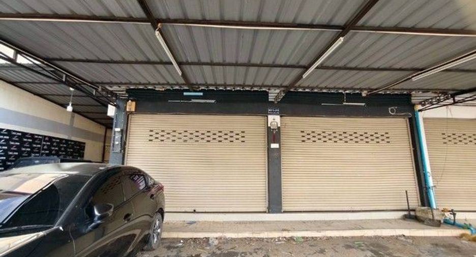 For sale 1 bed retail Space in Taphan Hin, Phichit