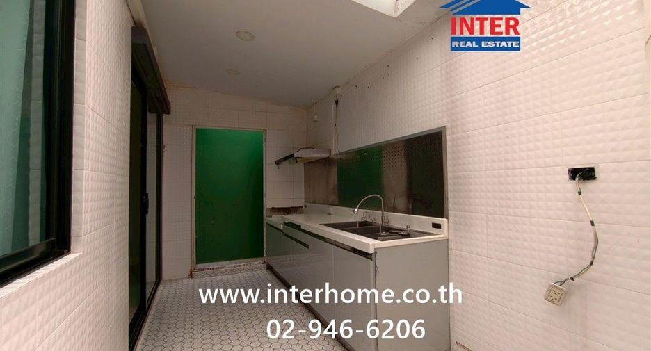 For sale 4 bedrooms townhouse in Mueang Pathum Thani, Pathum Thani