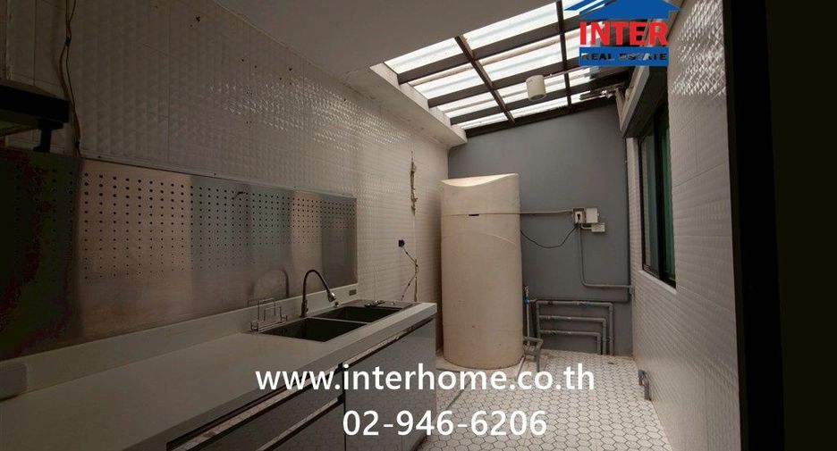 For sale 4 bedrooms townhouse in Mueang Pathum Thani, Pathum Thani