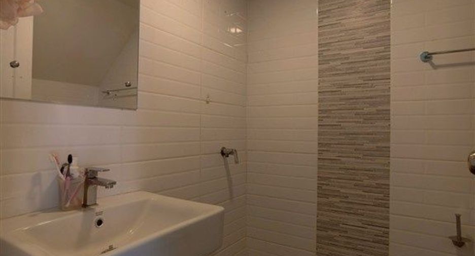 For sale 4 bedrooms townhouse in Mueang Pathum Thani, Pathum Thani