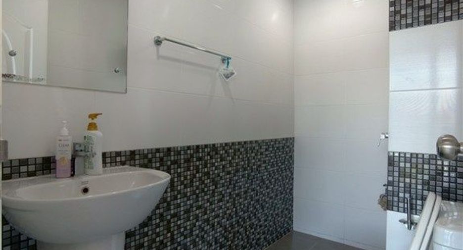 For sale 4 bedrooms townhouse in Mueang Pathum Thani, Pathum Thani