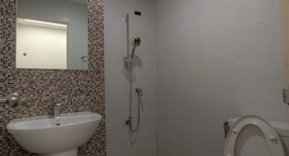 For sale 4 bedrooms townhouse in Mueang Pathum Thani, Pathum Thani