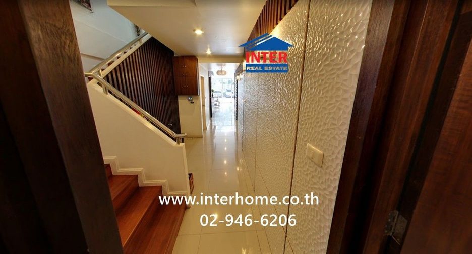 For sale 3 bedrooms retail Space in Khlong San, Bangkok