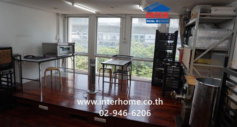 For sale 3 bedrooms retail Space in Khlong San, Bangkok
